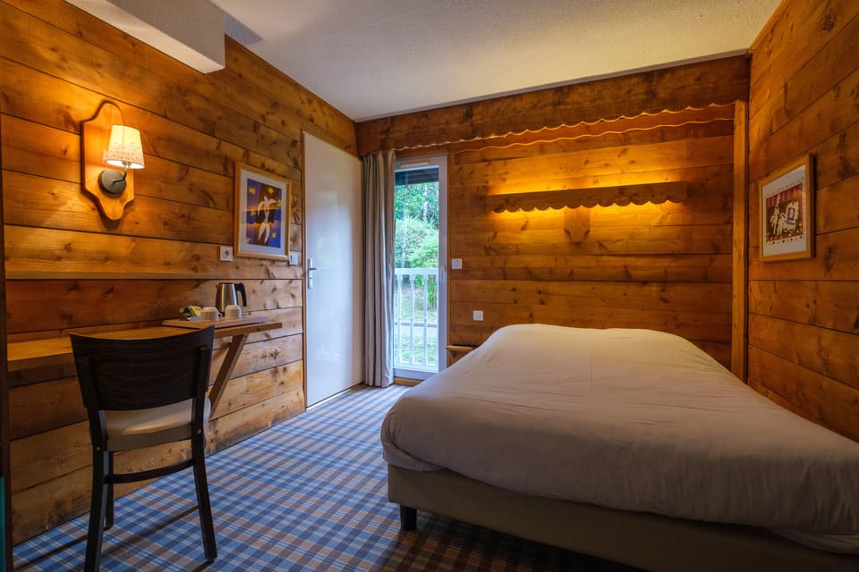 Classic Room | Premium bedding, desk, laptop workspace, WiFi (free)