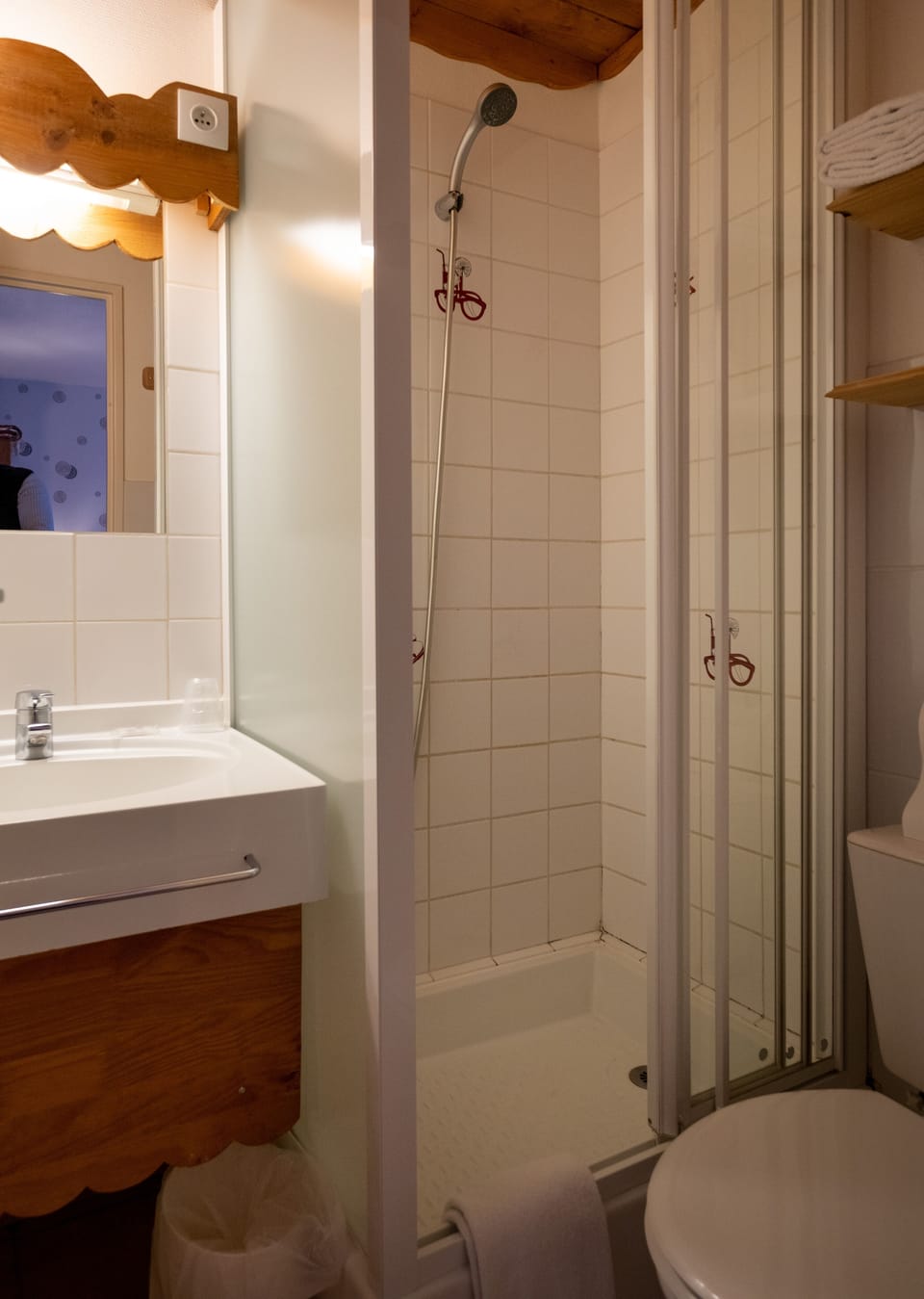Room, 2 Twin Beds | Bathroom | Rainfall showerhead, free toiletries, towels, soap