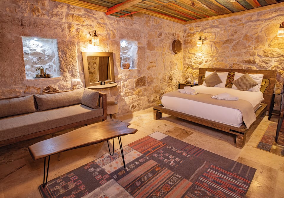 Deluxe Room | Minibar, in-room safe, laptop workspace, iron/ironing board