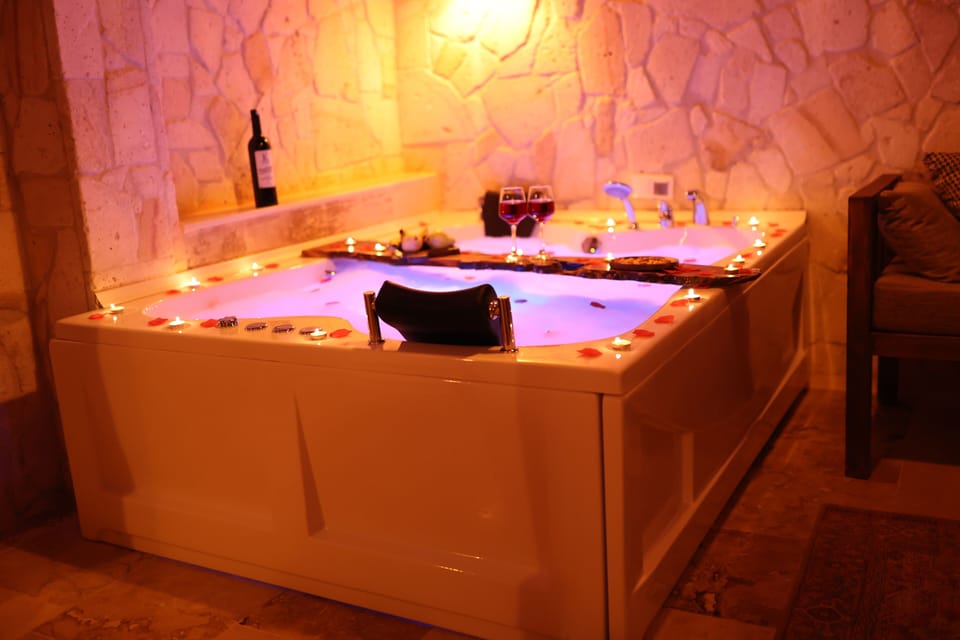 Honeymoon Suite | Minibar, in-room safe, laptop workspace, iron/ironing board