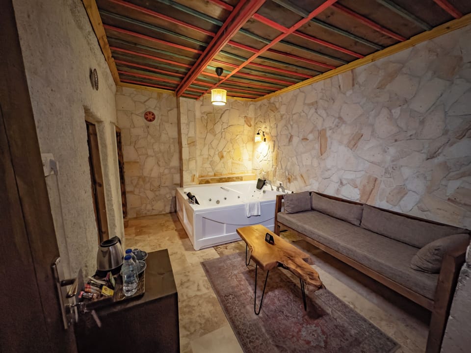 Honeymoon Suite | Living area | 32-inch flat-screen TV with satellite channels, TV