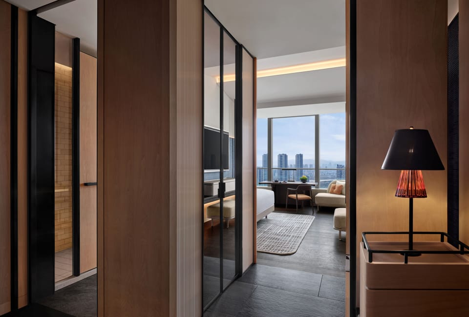 1 King Bed Deluxe Room with River View | Premium bedding, minibar (free items), in-room safe, desk