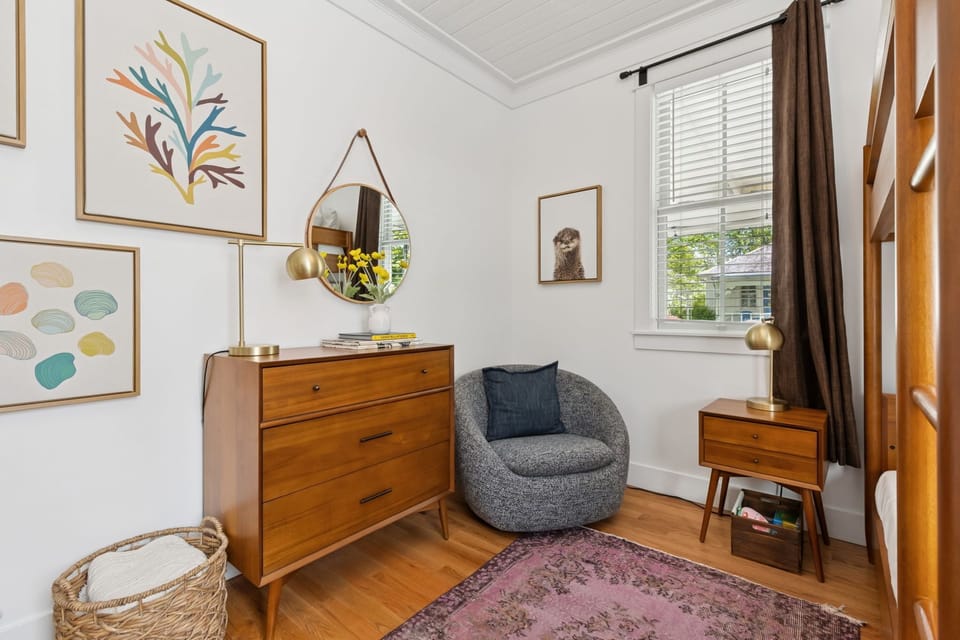 Guest room seating area