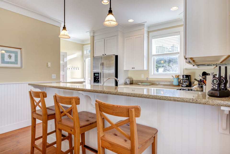 Seating at kitchen 