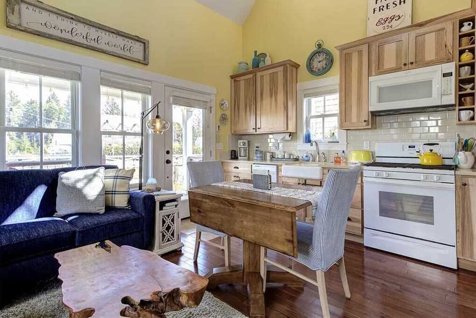 Kitchen and table seating