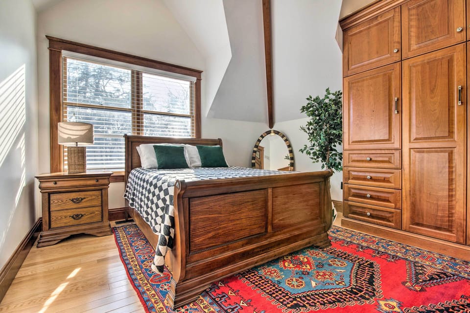 Bedroom | Queen Bed