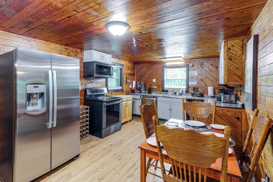 Kitchen & Dining Area
