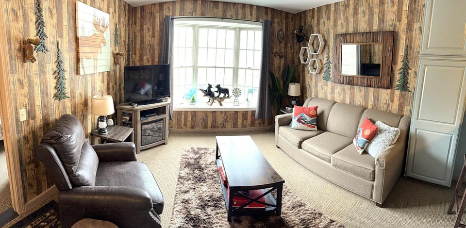 Gorgeous, Fully redone Mountain Comfort with Recliner and Pull out Queen Sofa