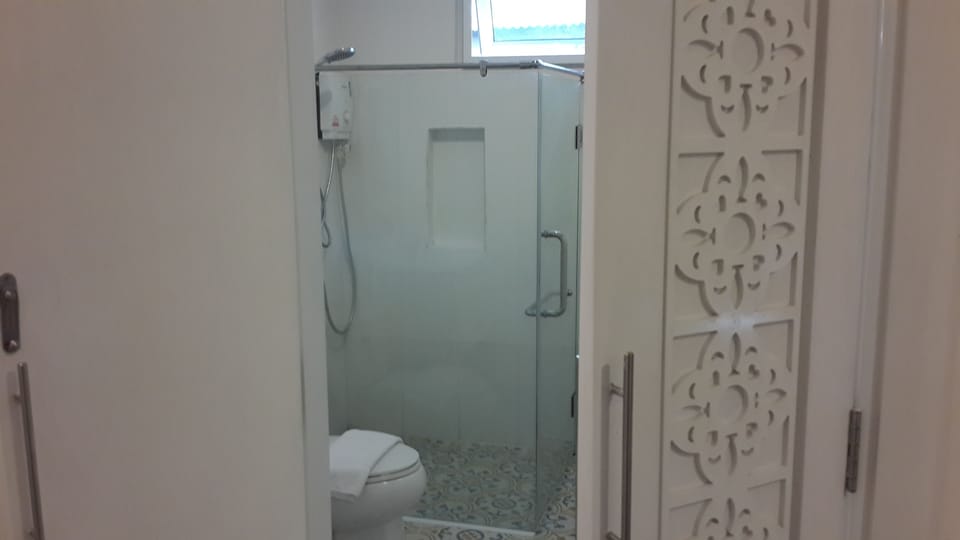 Shower, free toiletries, towels