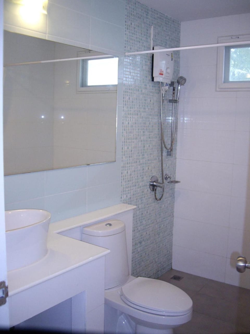 Shower, free toiletries, towels