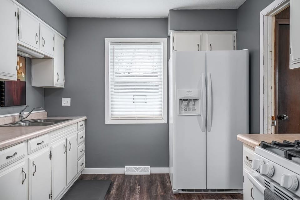 Spacious kitchen, cooking utensils and spices provided 