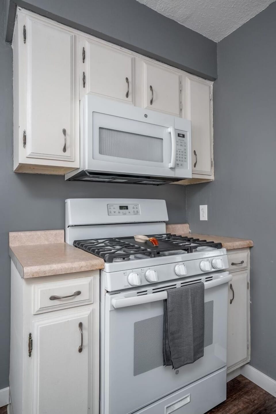 Stove and microwave available to use