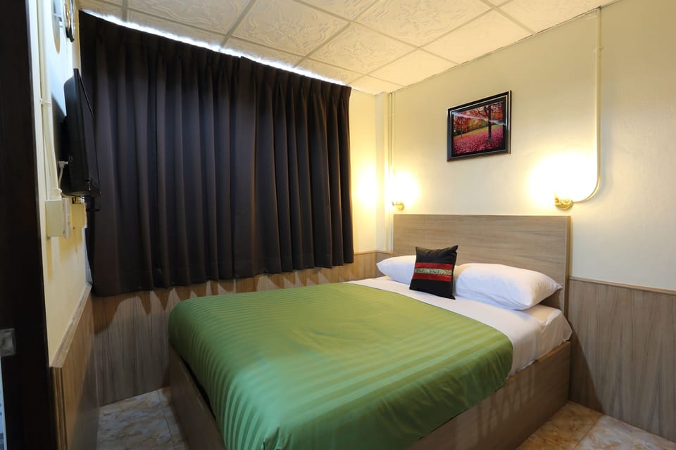 Deluxe Room | Desk, soundproofing, free cribs/infant beds, free WiFi