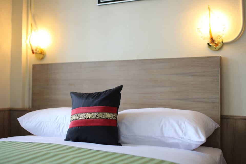 Desk, soundproofing, free cribs/infant beds, free WiFi