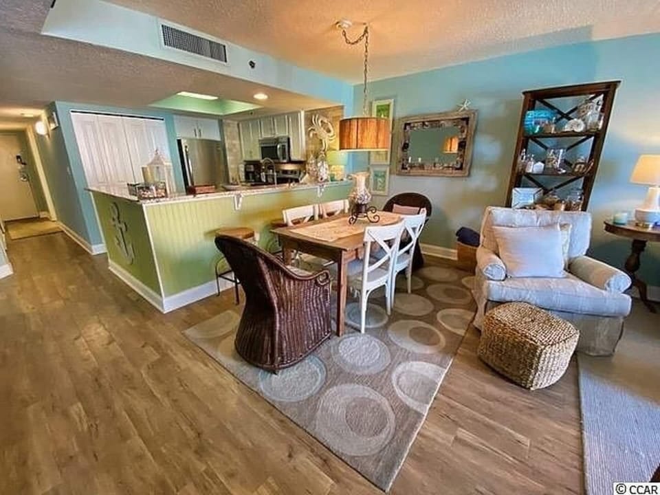 Dining Area - Table and Countertop seating