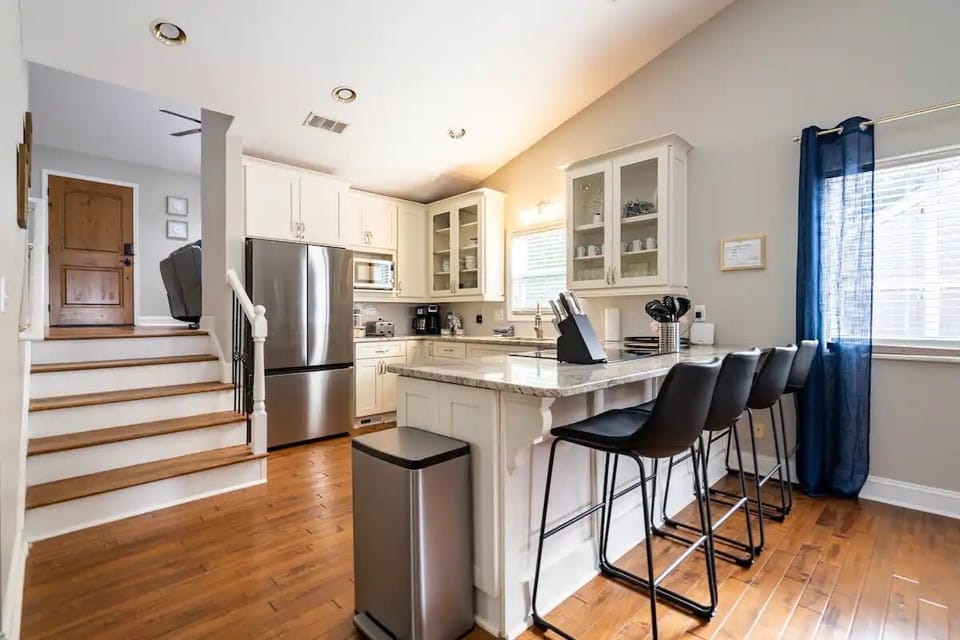 Lakefront home on Lake Arrowhead with tons of amenities & resort access