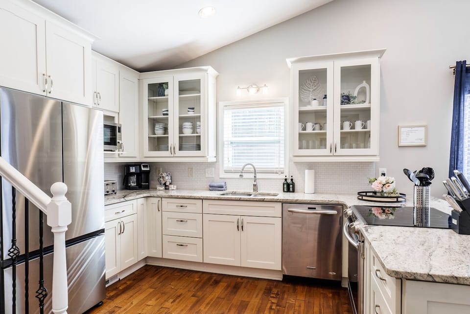 Lakefront home on Lake Arrowhead with tons of amenities & resort access