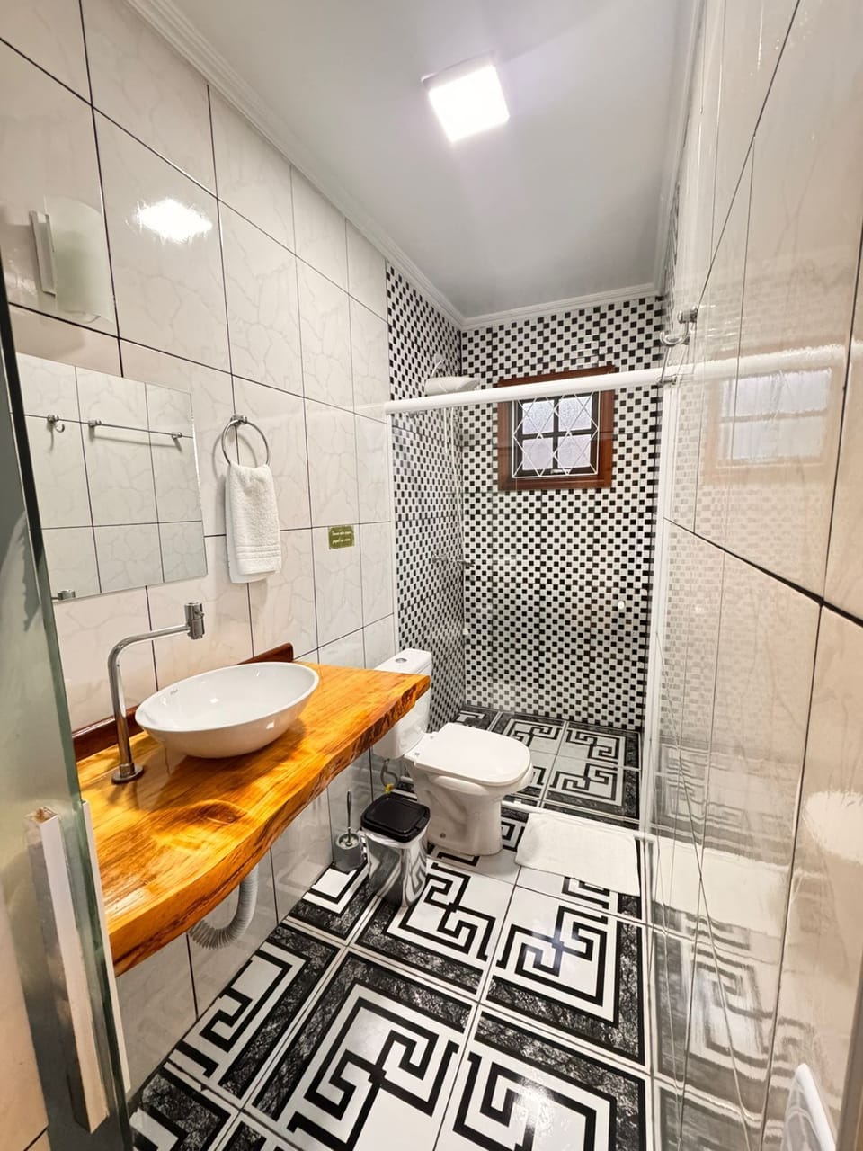 Standard Twin Room | Bathroom | Hair dryer, soap, shampoo, toilet paper