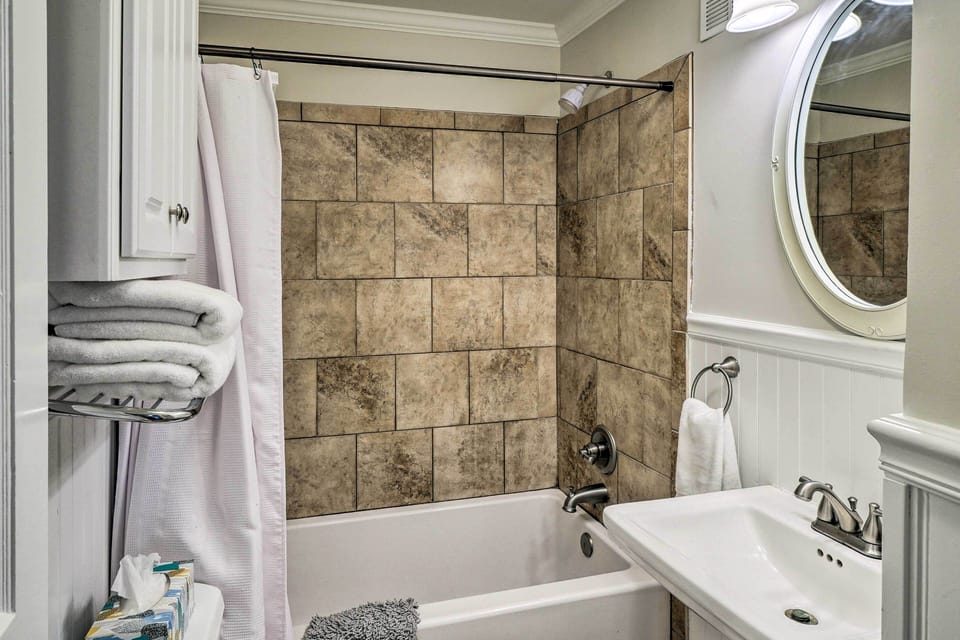 Bathroom | Towels Provided | Complimentary Toiletries (Starter Supply)