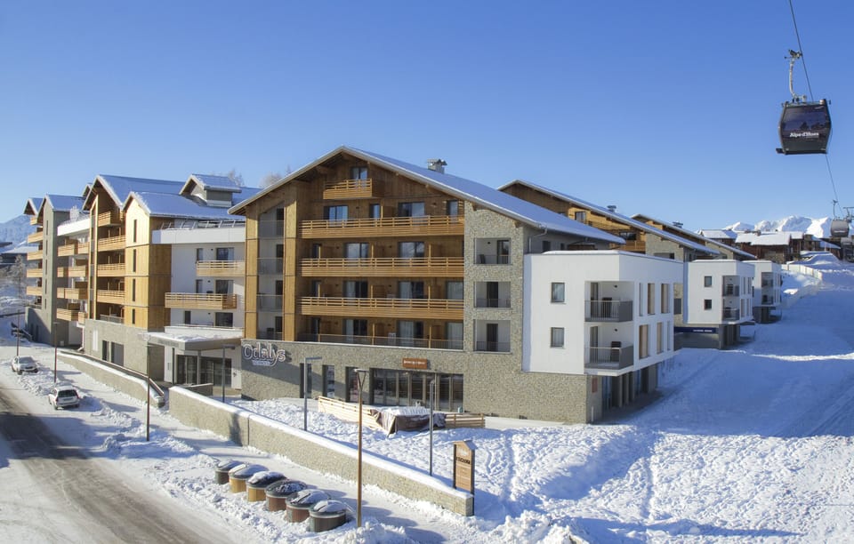 Enjoy the picturesque snow-capped mountains in Alpe d'Huez!