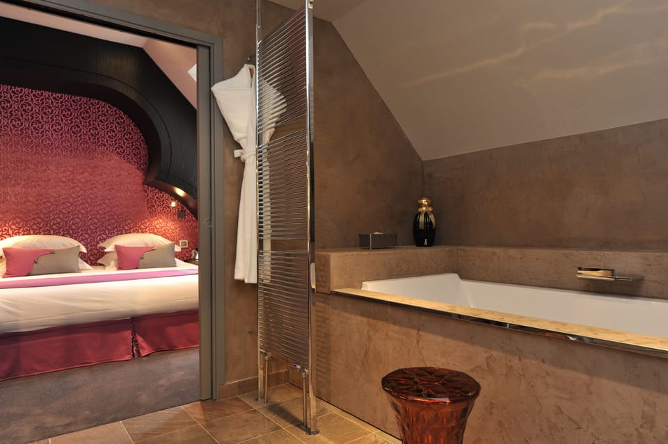 Junior Suite | Bathroom | Shower, eco-friendly toiletries, hair dryer, bathrobes