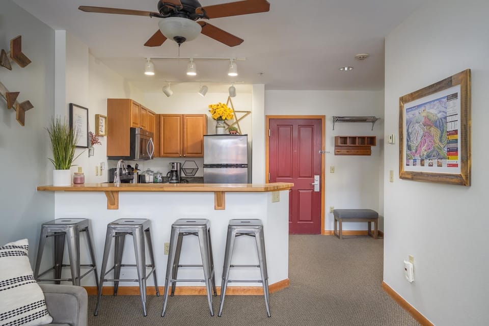Seating for four at the breakfast bar (no table)