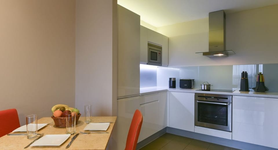 Deluxe Room, 1 Bedroom | Private kitchen | Fridge, microwave, stovetop, electric kettle