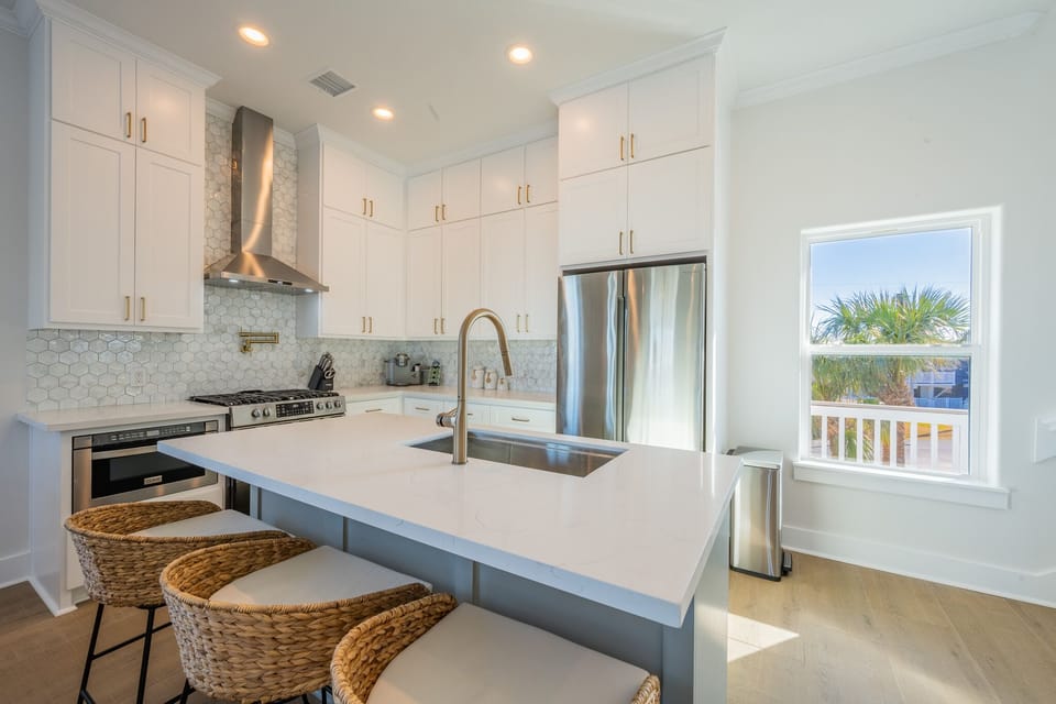 Fully equipped kitchen with additional island seating
