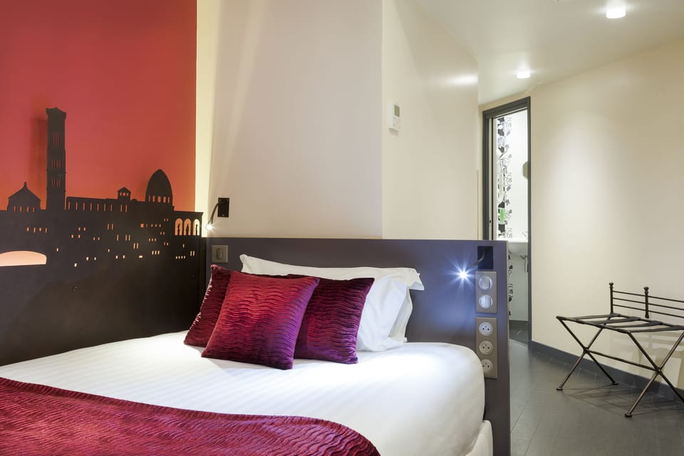 In-room safe, soundproofing, free WiFi, bed sheets