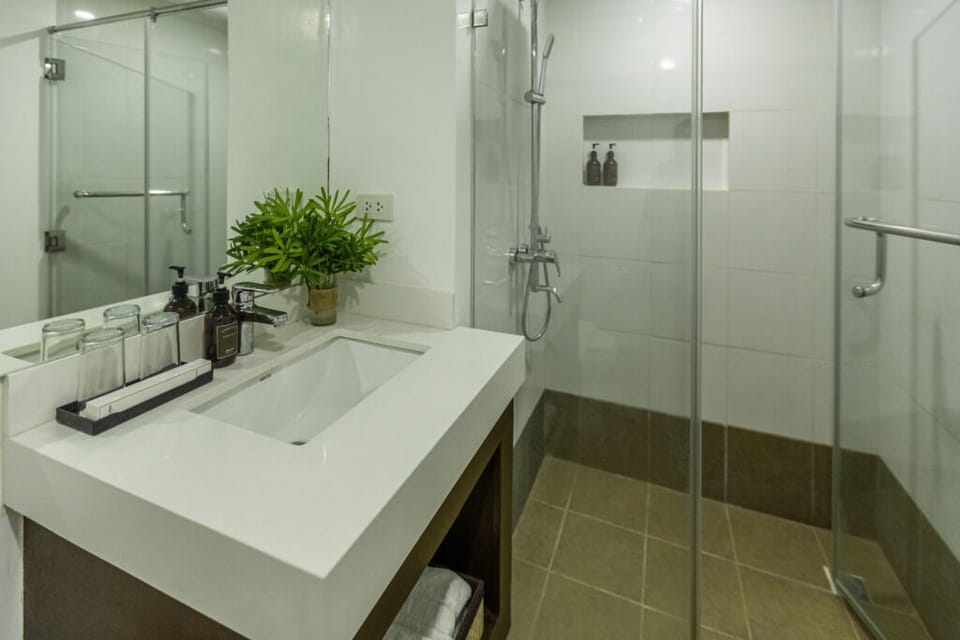 Shower, free toiletries, hair dryer, bidet