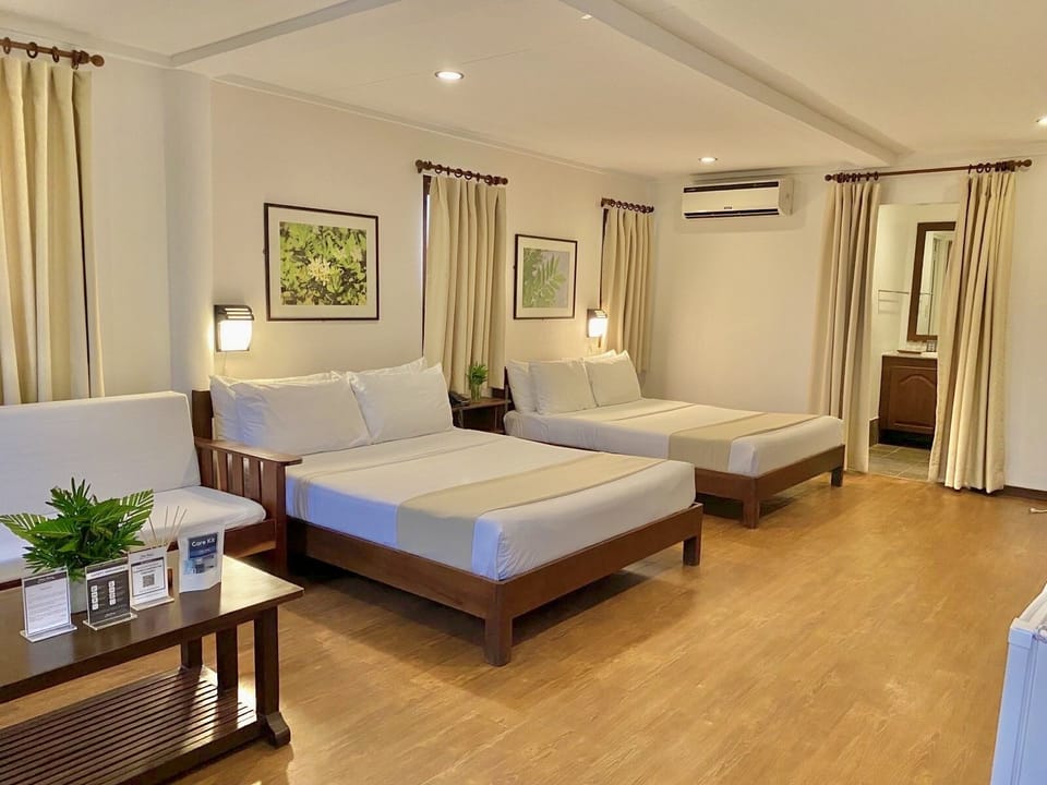Casa Blanca Tandem | Premium bedding, in-room safe, laptop workspace, bed sheets