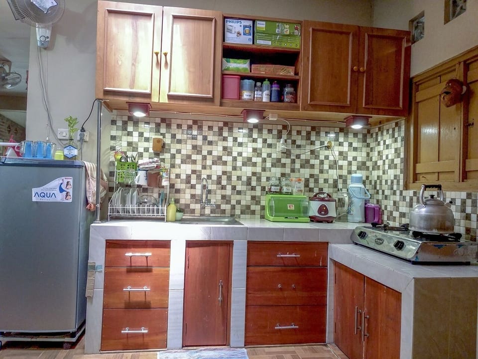 Fridge, dishwasher, cookware/dishes/utensils