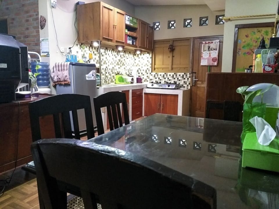 Fridge, dishwasher, cookware/dishes/utensils