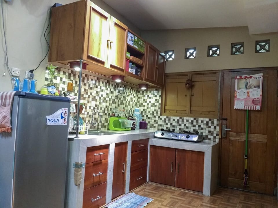 Fridge, dishwasher, cookware/dishes/utensils