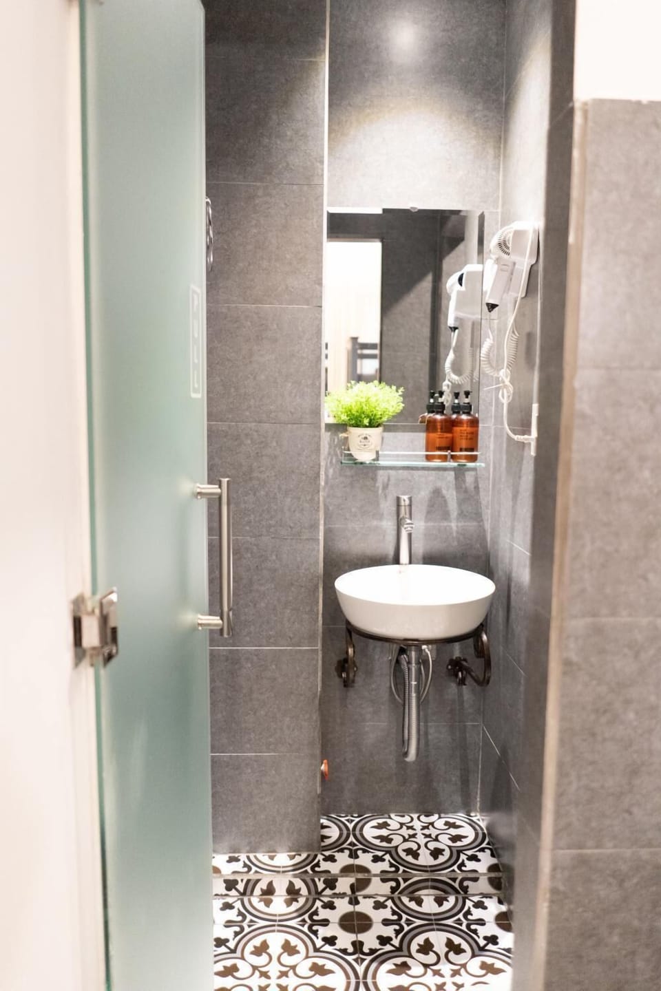 Shower, free toiletries, hair dryer, bidet