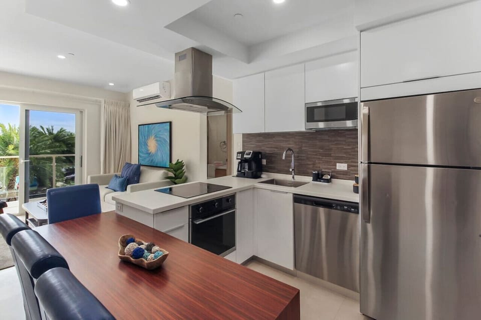 The kitchen is completely equipped with cutting-edge cooking appliances, making it ideal for preparing any meal, from a simple breakfast to a three-course gourmet dinner.
