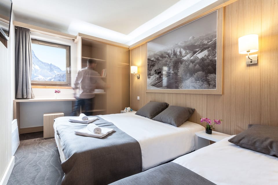 Triple Room with runway view | In-room safe, free cribs/infant beds, free WiFi, bed sheets