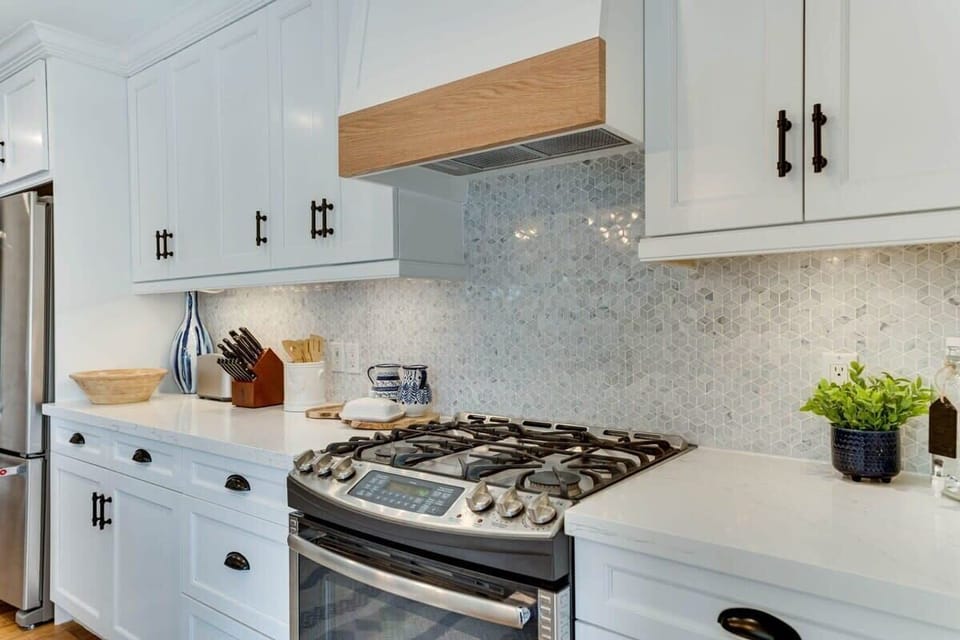 New Stove with 4 Burners and Range Hood