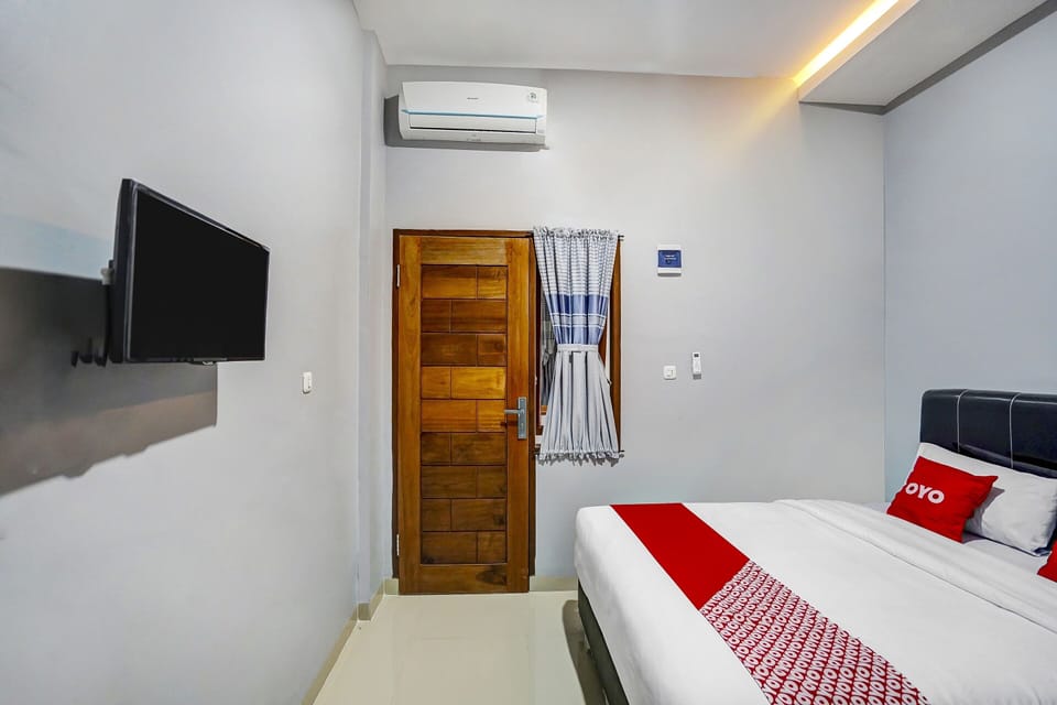 Standard Double Room | Desk, laptop workspace, blackout drapes, WiFi (free)