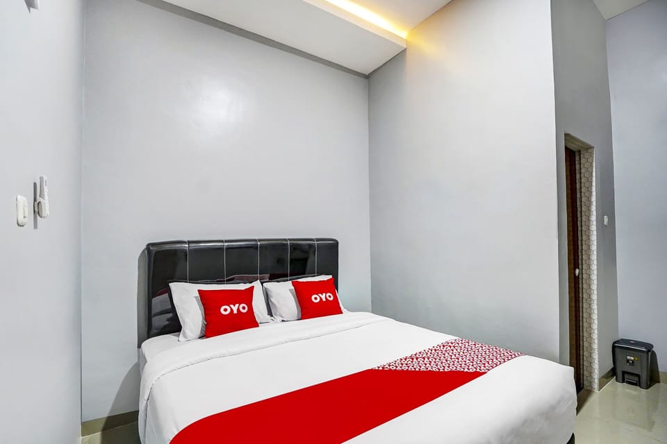 Standard Double Room | Desk, laptop workspace, blackout drapes, WiFi (free)