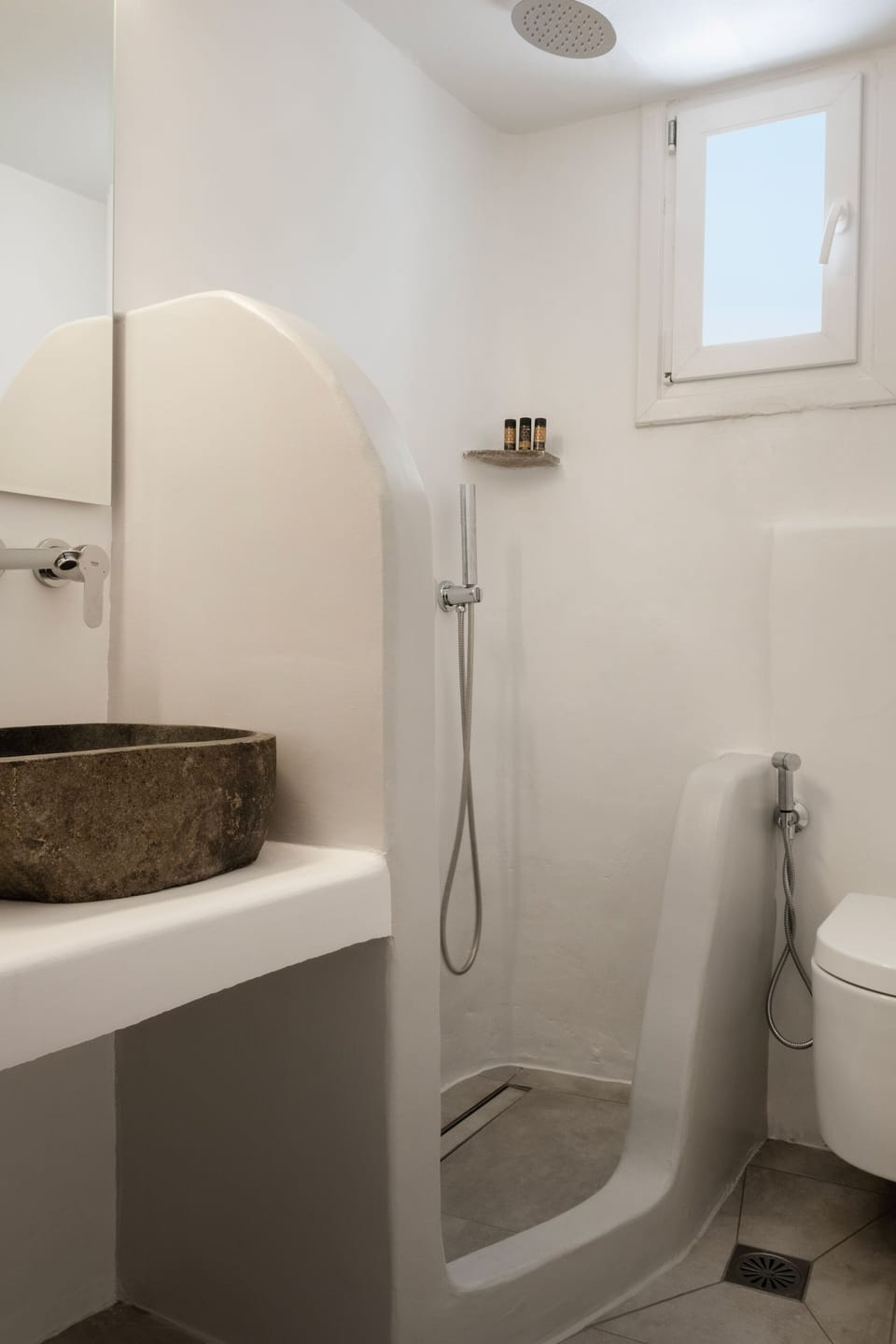 Superior Suite | Bathroom | Shower, rainfall showerhead, hair dryer, slippers