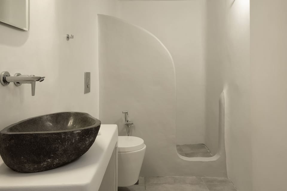 Superior Suite | Bathroom | Shower, rainfall showerhead, hair dryer, slippers