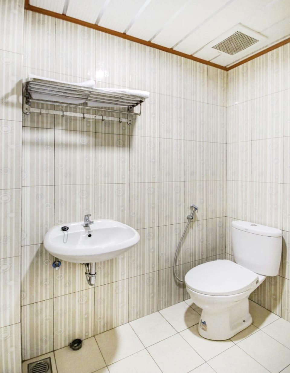 Standard Twin Room | Bathroom | Shower, rainfall showerhead, free toiletries, bidet