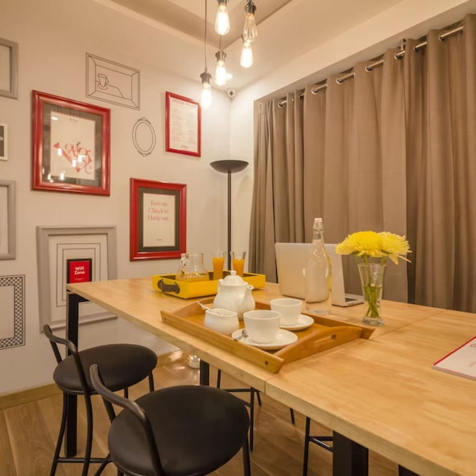 Deluxe Room | In-room dining