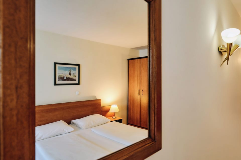 Triple Room | In-room safe, desk, laptop workspace, free WiFi