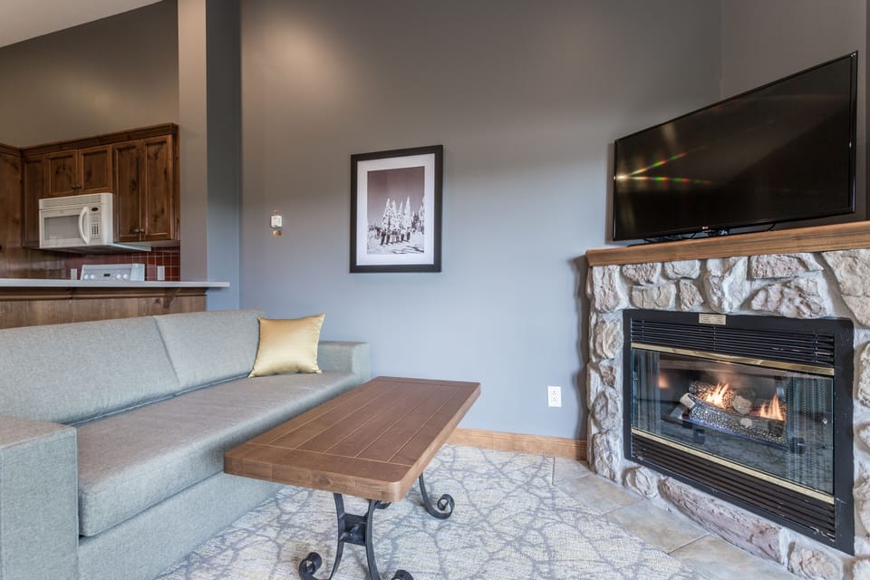 Suite (Pets Not Allowed) | Living area | 43-inch TV with cable channels, fireplace