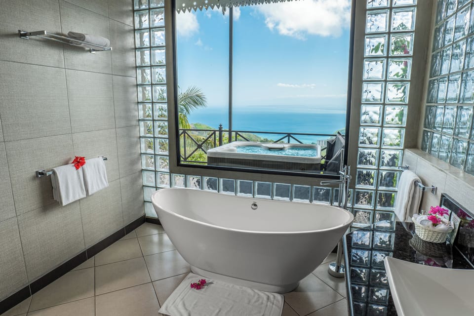 Junior Suite Superior | Bathroom | Free toiletries, hair dryer, towels