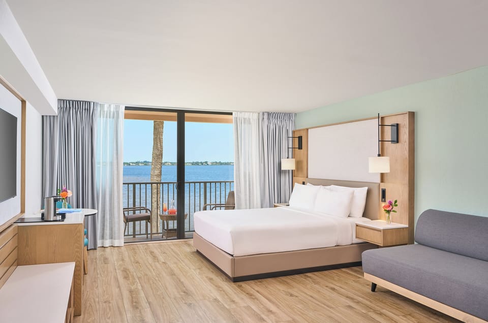 Premium bedding, in-room safe, iron/ironing board, free WiFi