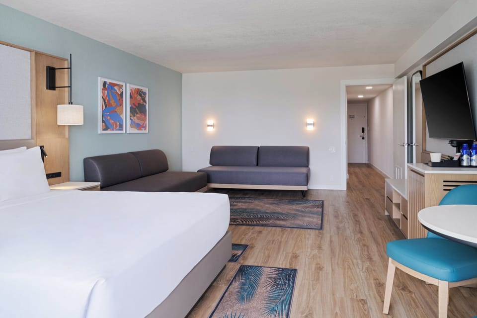 Premium bedding, in-room safe, iron/ironing board, free WiFi