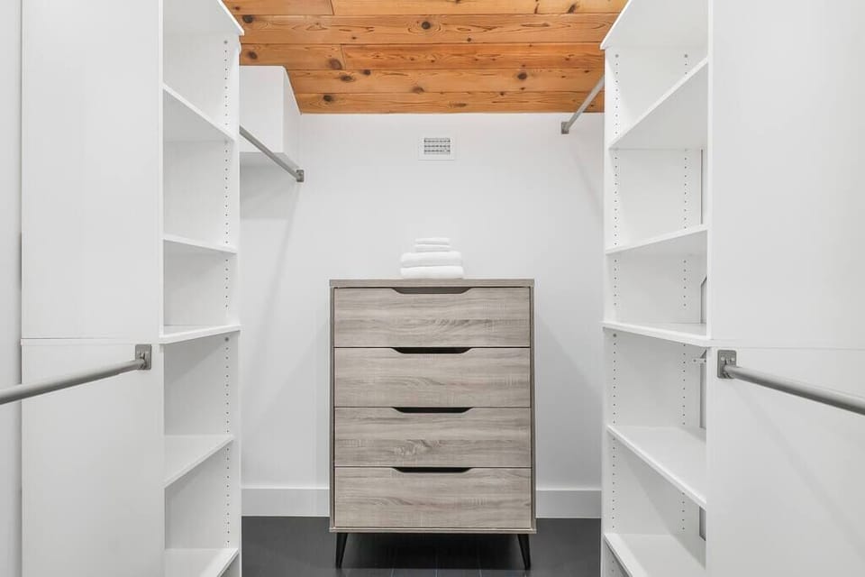 Walk-in closet 4th bedroom